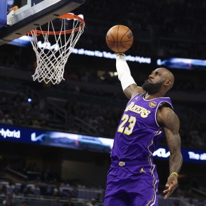 九游体育官网-韦德：我在世期间 我不会再看到谁会有像老詹这样的生涯